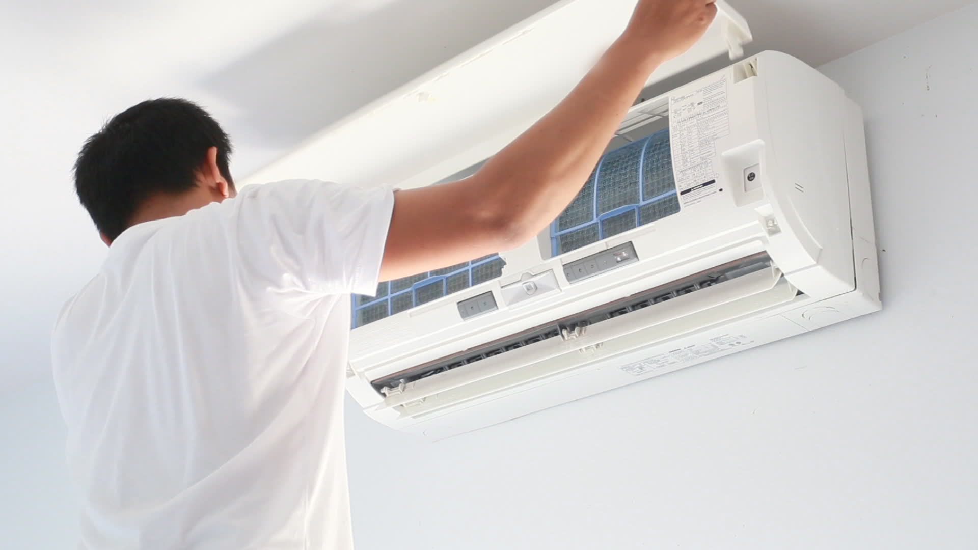 https://ateh.ro/wp-content/uploads/2019/05/air-conditioning-service.jpg